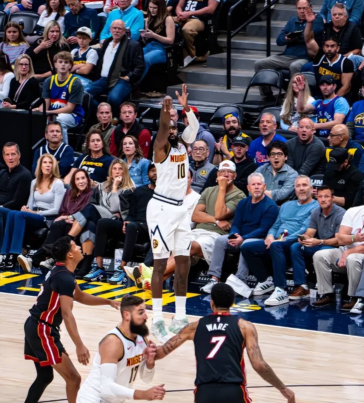 爱游戏官网-关于清晨体能课后，奥兰多魔术队长鼓劲备战NBA常规赛，更衣室稳定，赛程密集仍需轮换的信息